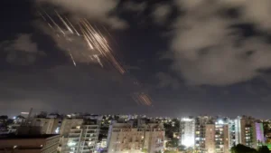 Iran je jutros ispalio 30 projektila Tel Aviv se trese od eksplozija.